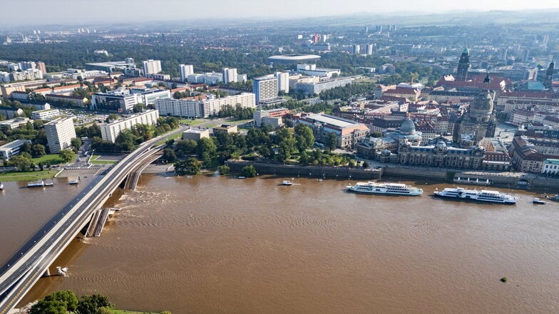 Die zum Teil eingestürzte Carolabrücke verschärft die Geldnot der Stadt. Wo gespart werden soll, ist jedoch offen.