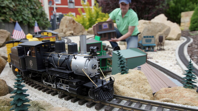 Die Eisenbahnwelten in Rathen haben den Lockdown genutzt, um neue Attraktionen zu schaffen. Im Amerika-Bereich rollt nun eine US-Dampflokomotive, die 6 B-3-C Colorado & Southern.