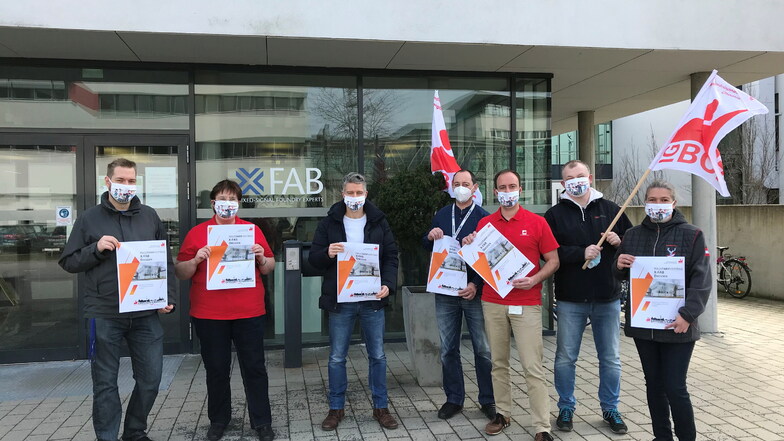 Vor dem Eingang zur X-Fab in Dresden: Beschäftigte und Vertreter der Gewerkschaft IG BCE freuen sich über den ersten Tarifabschluss für das Mikrochipwerk mit 500 Beschäftigten.