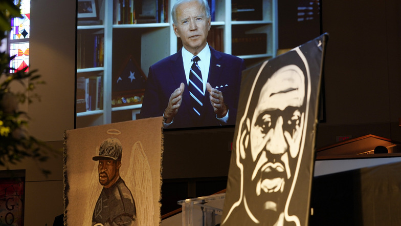 Der designierte demokratische Präsidentschaftskandidaten Joe Biden hat bei der Trauerfeier für George Floyd in einer emotionalen Videobotschaft zur Überwindung von Rassismus aufgerufen.
