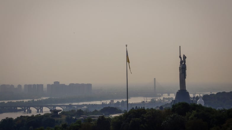 Blick auf Kiew über das Höhlenkloster Lavra, den Fluss Dnipro und die Statue Mutter Heimat. Der untere Teil des Höhlenklosters ist zur Zeit nicht zugänglich. Es gehört zum Moskauer Patriachat, das wegen der Unterstützung Moskaus zur Zeit nicht praktizieren darf.