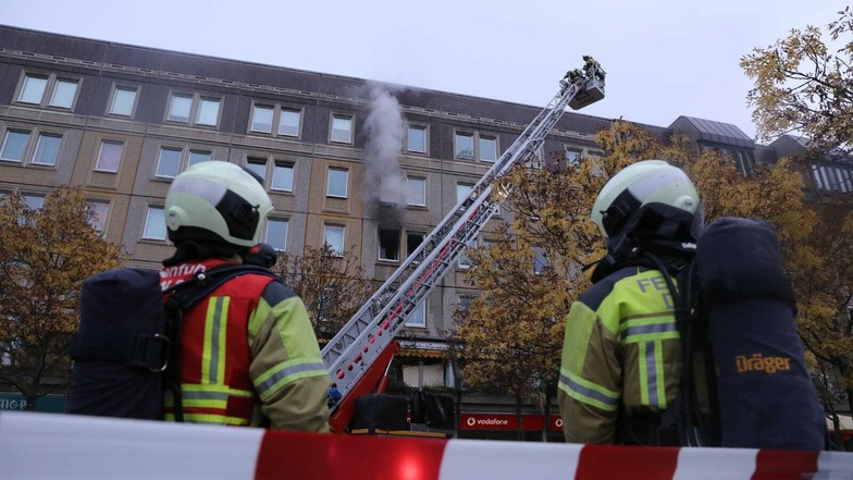 Die Dresdner Feuerwehr löscht einen Küchenbrand in einem Mehrfamilienhaus am Albertplatz. Zwei Einsatzkräfte wurden verletzt.