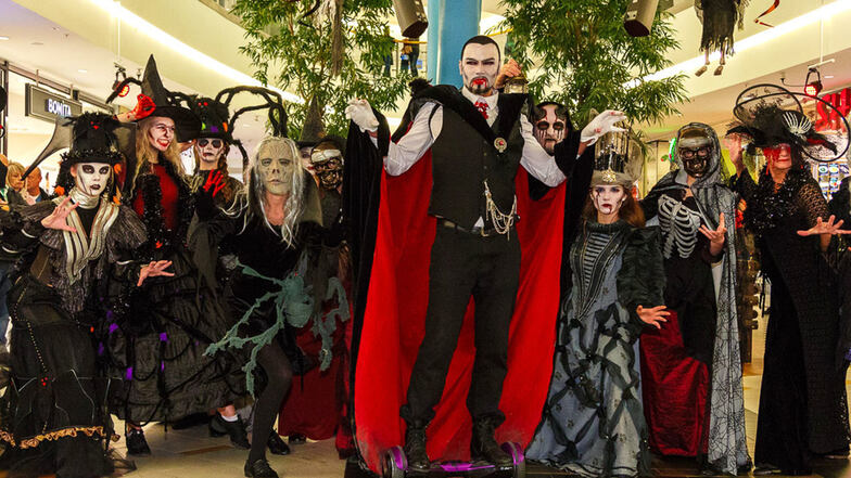 So sieht die Gruselparade mit Graf Dracula aus.