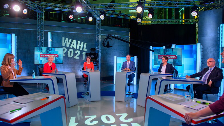 Die Spitzenkandidaten der Parteien für die Landtagswahl 2021 in Sachsen-Anhalt sitzen bei einer Debatte im Studio der MDR-Wahl-Arena.