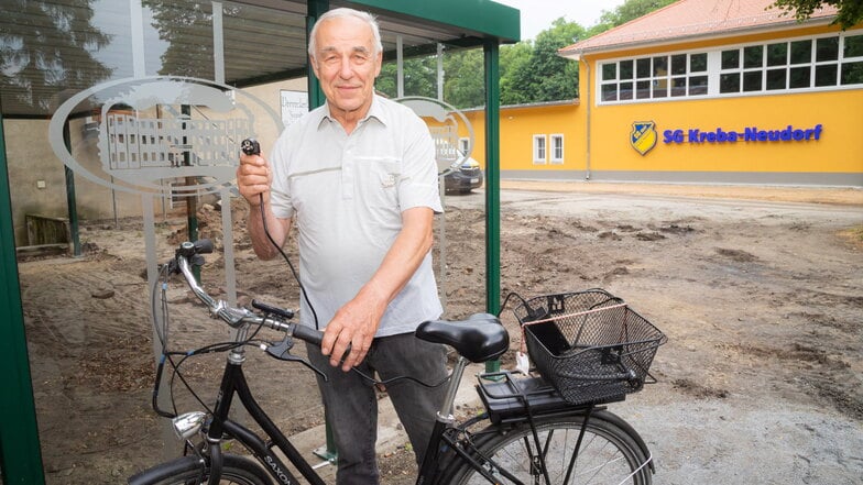 Klaus Gerstenberger aus Kreba findet die geplante Ladestation für E-Bikes an der Sporthalle nützlich für die Besucher sowie die Nutzer des Radweges.
Die Überdachung für Fahrradständer und Ladesäule hat die Gemeinde bereits geschaffen.