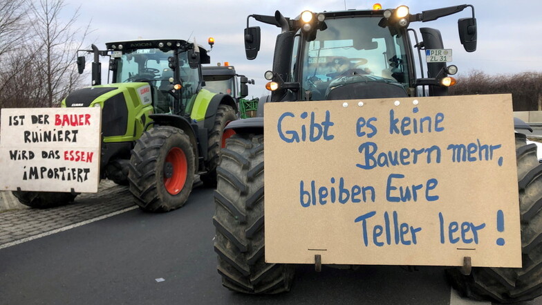 Mit Spruchtafeln machten die Landwirte an der Autobahnauffahrt Dresden-Südvorstadt auf ihre Situation aufmerksam.