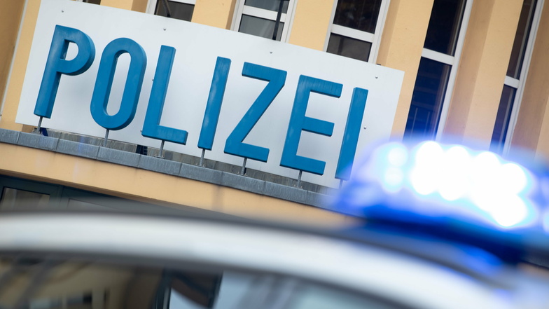 Pirna: Radfahrerin stürzt wegen abbiegenden Auto
