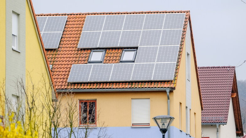 So ein Satteldach im Radebeuler Waldstraßen-Viertel  ist gut geeignet für Solarmodule: Photovoltaik boomt in Radebeul. Doch es gibt neuerdings einige Hindernisse.