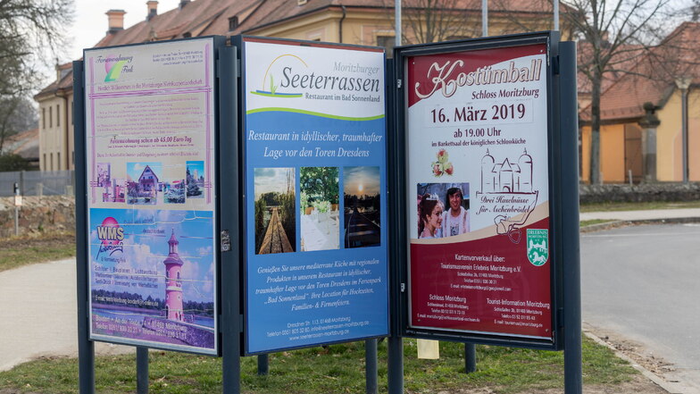 Ein Plakat in Moritzburg bewirbt eine Veranstaltung, die es gar nicht mehr gibt