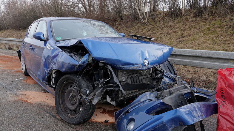 Der zerstörte BMW 1er nach dem Unfall gegen halb zwei.