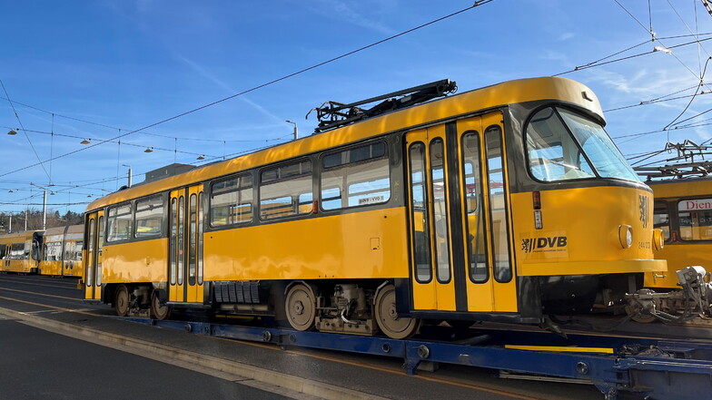 Die letzte ausrangierte Tatra-Bahn wird verladen.