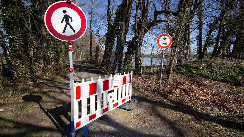 Per Absperrung und Verbotsschildern sollen Fußgänger und Fahrzeugführer davon abgehalten werden, den Weg am Wiednitzer Großteich zu benutzen.