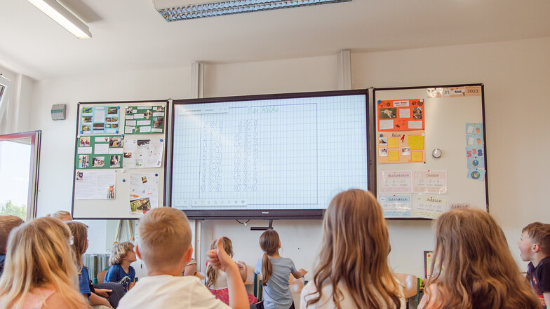 An den neuen digitalen Tafeln bereiten sich die Gröditzer Grundschüler auf die Zukunft vor.