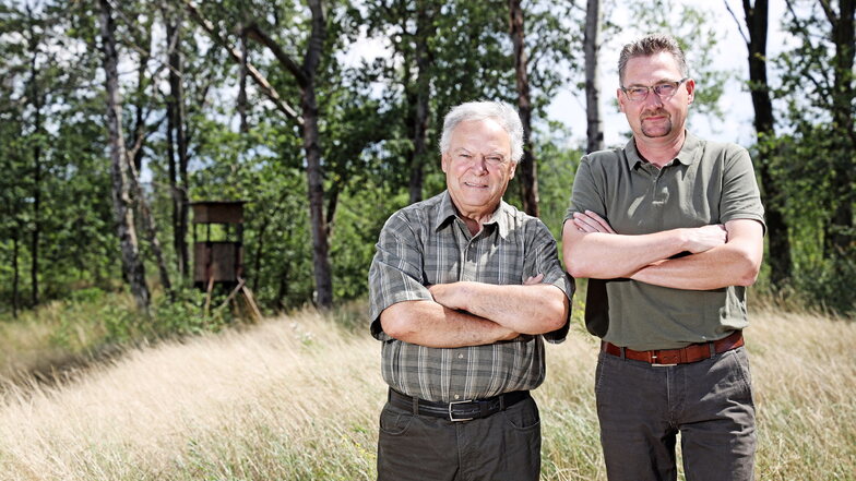 Lothar Herklotz (l.) und Jörg Hauptvogel auf dem Gelände der Riesaer Jägerschaft in Koselitz. Die Jäger sehen den Dreistufenplan zur Bekämpfung der Afrikanischen Schweinepest kritisch.