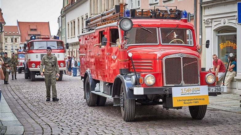 Pirnas Feuerwehr präsentierte neben modernen Fahrzeugen auch alte Löschzüge.