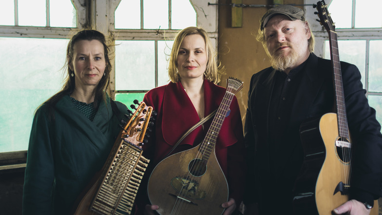 Das Trio Tworna holt alte Volkslieder in die Gegenwart (von links): Caterina Other, Jessica Jäckel und Frieder Zimmermann.