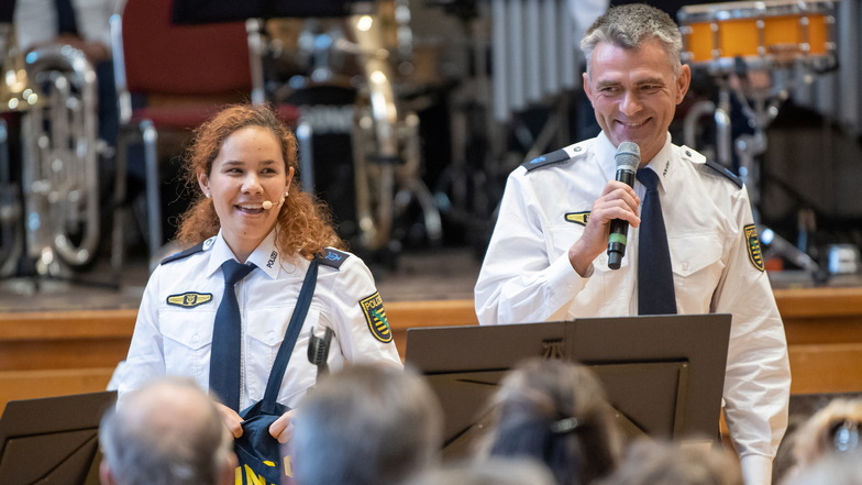 Isabell Klaus und André Bauer spielen im Sächsischen Polizeiorchester und haben das Konzert im Neuen Rathaus in Leipzig moderiert. Die echten Polizisten sensibilisieren für Betrugsanrufe von falschen.