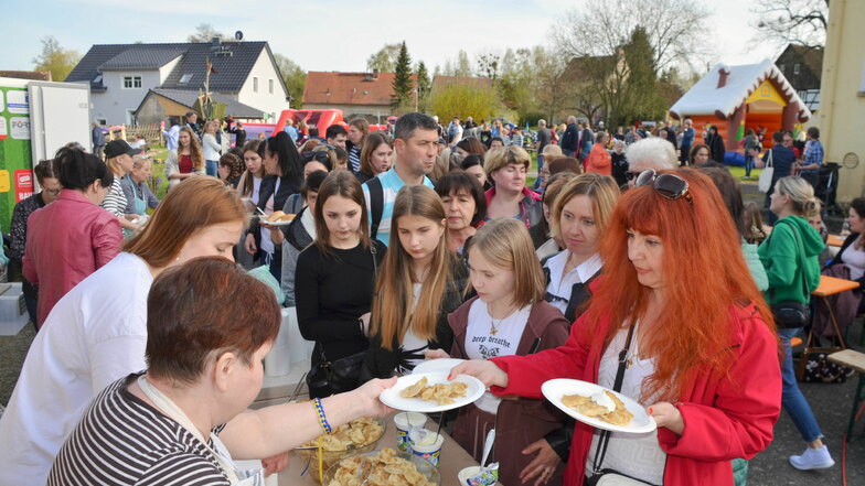 Zum Dankesfest mit Geflüchteten, Gastgebern und Helfern hatten die Ukrainer in Buchholz Traditionelles aus ihrer Heimat gekocht: Piroggen mit Kartoffelbrei und saurer Sahne gehörte dazu.