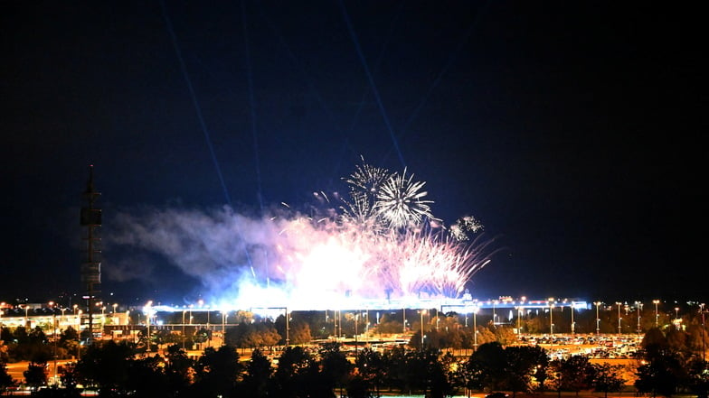 Ein Feuerwerk ist über dem Konzertstadion vom Aussichtshügel Riemer Park beim ersten von zehn Konzerten der britischen Sängerin Adele in München zu sehen.