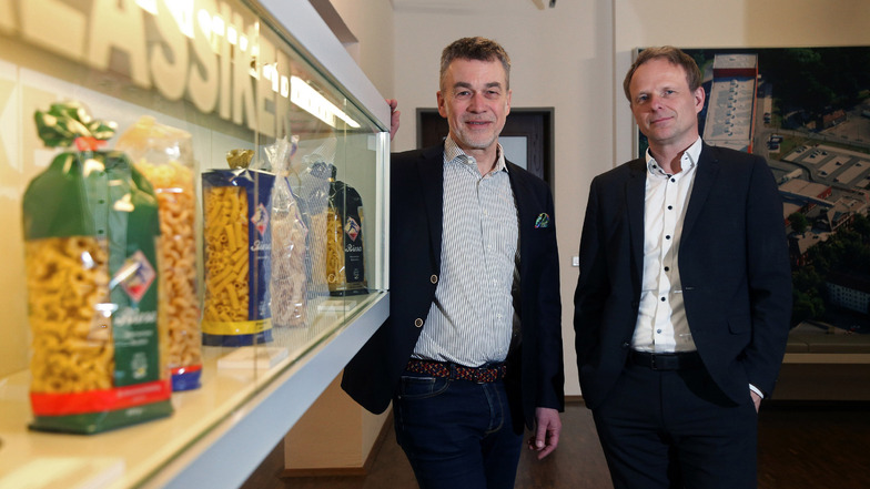 Jakob Hess (l.) und Mike Hennig sind die neuen Geschäftsführer im neuerdings ausgegliederten Nudelcenter und bei den Teigwaren Riesa.