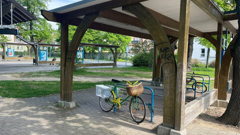 Der Bautzener Foodsharing-Verein hat am Busbahnhof ein Fairteiler-Rad aufgestellt.