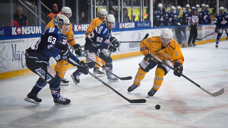 Die Lausitzer Füchse (gelbe Spielkleidung) spielen zum Abschluss des Events gegen den Tabellenzweiten aus Regensburg.