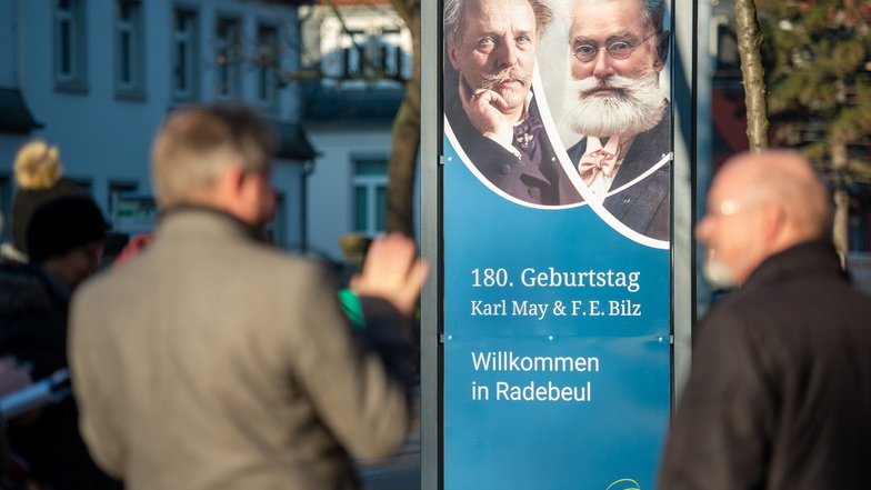 Die Porträts von Karl May und Friedrich Eduard Bilz zieren die Willkommensstelen der Stadt Radebeul.