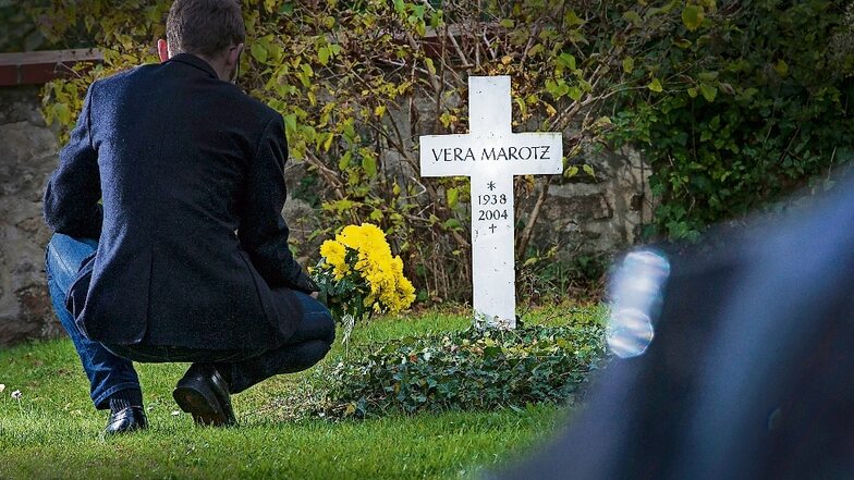 Kaum ein Tötungsdelikt im Kreis Meißen ist so bekannt wie der Fall von Vera Marotz. Die Frau aus Nünchritz wurde 2004 tot am Rand eines Feldes gefunden. Auf dem Glaubitzer Oberen Friedhof erinnert ein Kreuz an Vera Marotz.