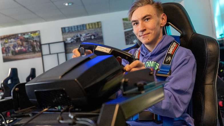 Benedikt Hanke gehört zu den E-Sportlern im Verein. Er fährt virtuelle Autorennen, die sehr realistisch sind - bis hin zum Anschnallen und den Bewegungen des Sitzes.