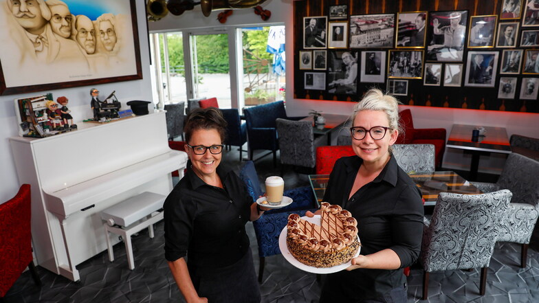 Jana Hänchen (links) und Melanie Böse mit einer ihrer selbst gebackenen Torten in Carl's Musik-Kaffee in Seifhennersdorf, das am Sonnabend nun offiziell mit einem Frühschoppen und Blasmusik feierlich eröffnet wird.