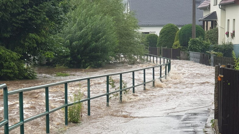 Vor einem Jahr waren vor allem Ringenhain und Steinigtwolmsdorf vom Hochwasser betroffen, auch jetzt im August waren es diese beiden Ortsteile, in denen das Wasser wieder knietief stand.
