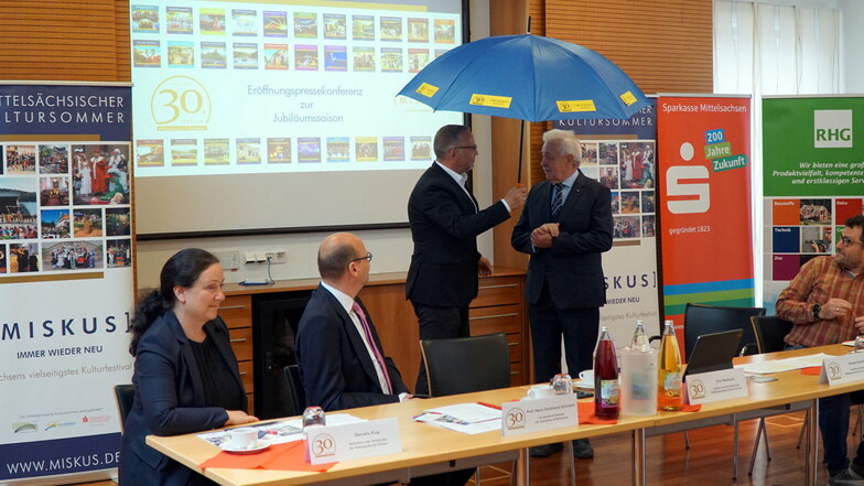 Mittelsachsens Landrat Dirk Neubauer ist der neue Schirmherr des Miskus. Symbolisch übergab Miskus-Vereinsvorsitzender Heribert Kosfeld einen Schirm.