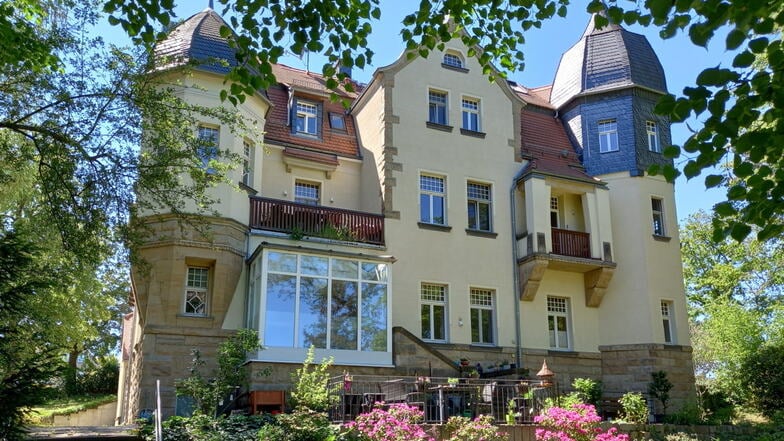 Die ehemalige Villa Mitscherling in Radeburg am Meißner Berg. Es gibt sie jetzt 120 Jahre. Sie ist natürlich - wie auch der Park - denkmalgeschützt.