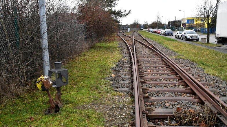 Im Gewerbegebiet von Ottendorf-Okrilla liegen zwar Schienen, doch eine Straßenbahn wird hier wohl nie fahren.