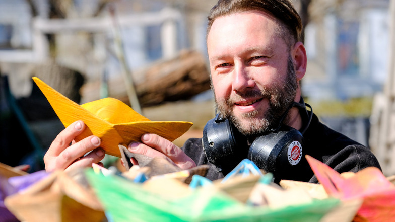 Der Reichenberger Jens Gebhardt sägt kleine Holzboote. Diese machen ihm und anderen Hoffnung. Die Resonanz ist groß.