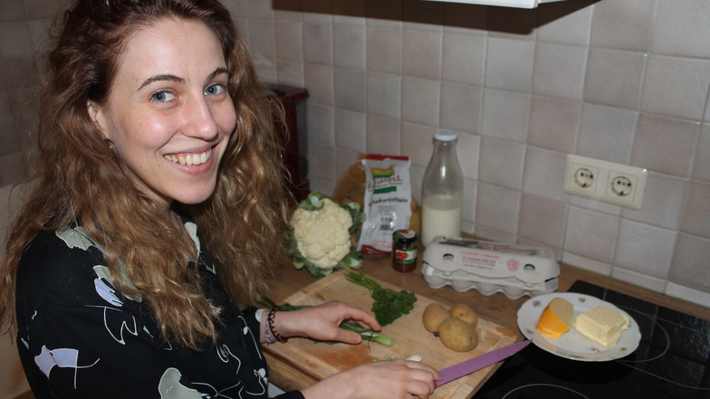 SZ-Volontärin Angelina Sortino beim Kochen. Es gibt Kartoffelauflauf.