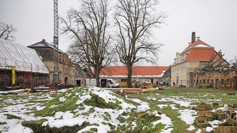 Noch sieht das ehemalige Rittergut in Tiefenau wie eine Baustelle aus. Nur wenige hundert Meter entfernt soll eine erste Siedlung mit 33 Ferienhäusern entstehen.