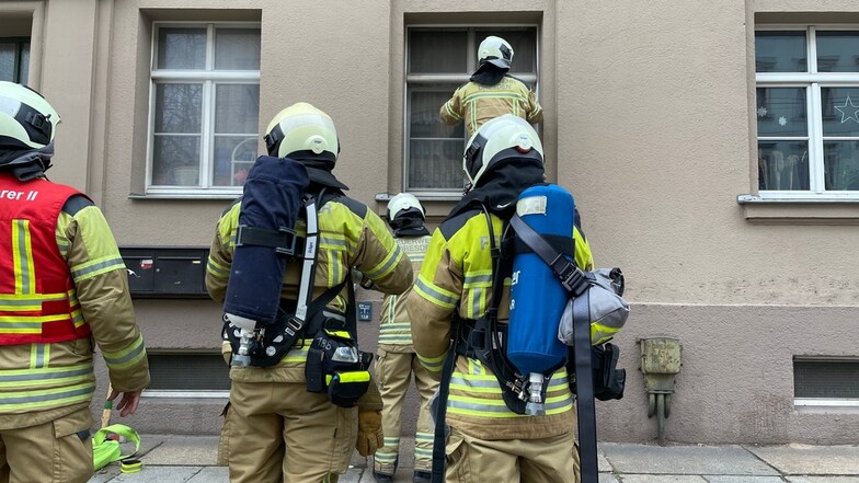 Durch ein angekipptes Fenster kletterte die Feuerwehr in eine Wohnung in der Dresdner Friedrichstadt.