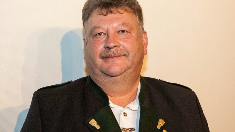 Der Ulbersdorfer Frank Röllig erhielt ebenfalls einen Ehrenamtspreis. Er wurde für sein Wirken auf den Gebieten der Jagd und des jagdlichen Brauchtums ausgezeichnet. Im Alter von 27 Jahren gründete er den Hegering Oberes Sebnitztal. Seit 26 Jahren organis