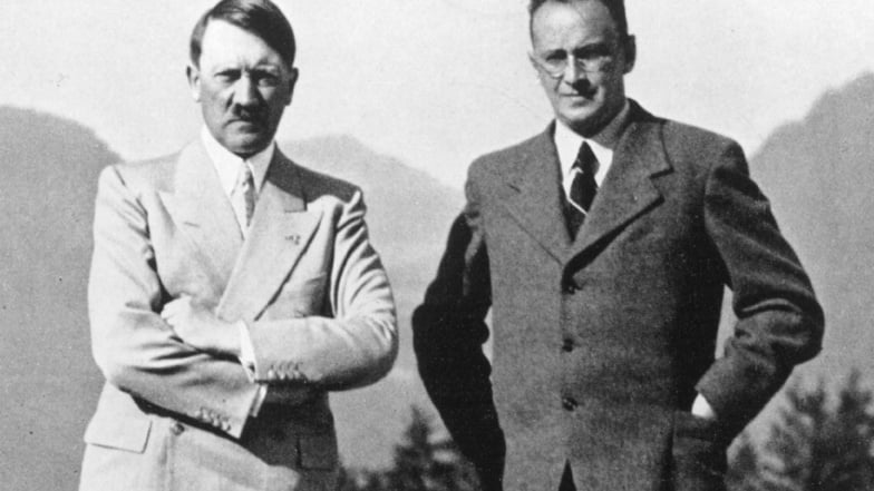 Konrad Henlein - hier neben Adolf Hitler - war Gründer und Führer der Sudetenpartei in der Tschechoslowakei.