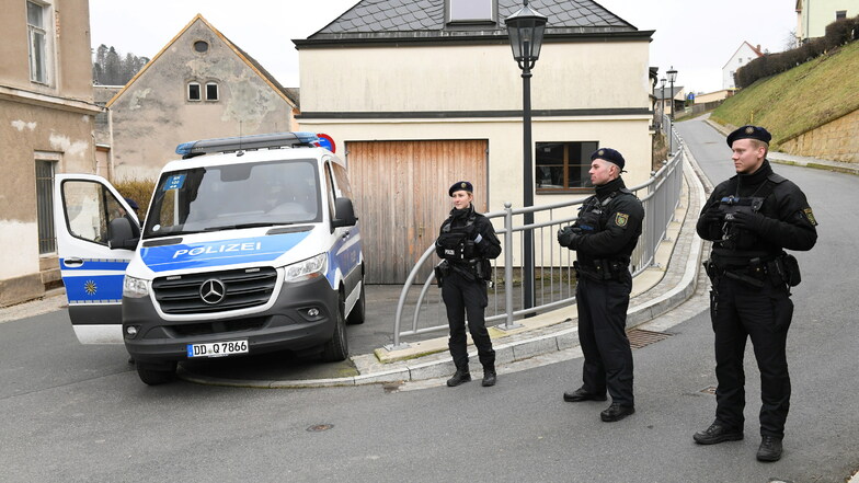 Die Polizei sperrte vorsorglich die Straße "Am Erbenhang" ab, die zum Veranstaltungsort führte.