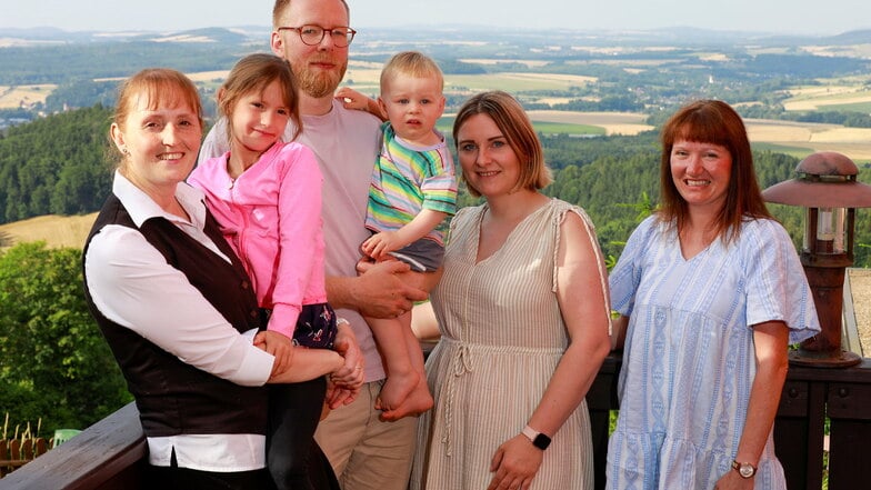 Diese Rückkehrer sind froh, wieder in der Oberlausitz zu leben: Christin Blümel mit Tochter Fenja, Anton Bayer mit Sohn Ante, dessen Ehefrau Samantha Bayer und Julia Malt (von links).