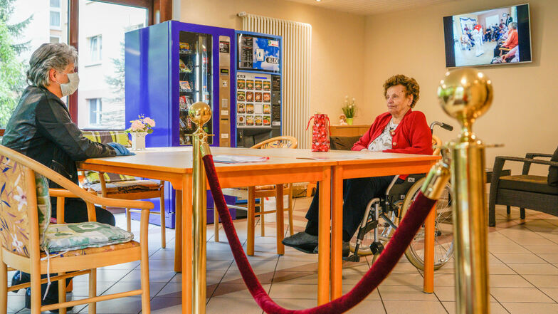 Cornelia Nitsche besucht ihre 92 Jahre alte Mutter Christa Neumann im Seniorenwohnhaus "Am Belmsdorfer Berg" in Bischofswerda. In drei Räumen sind dort Besuche jetzt wieder möglich.