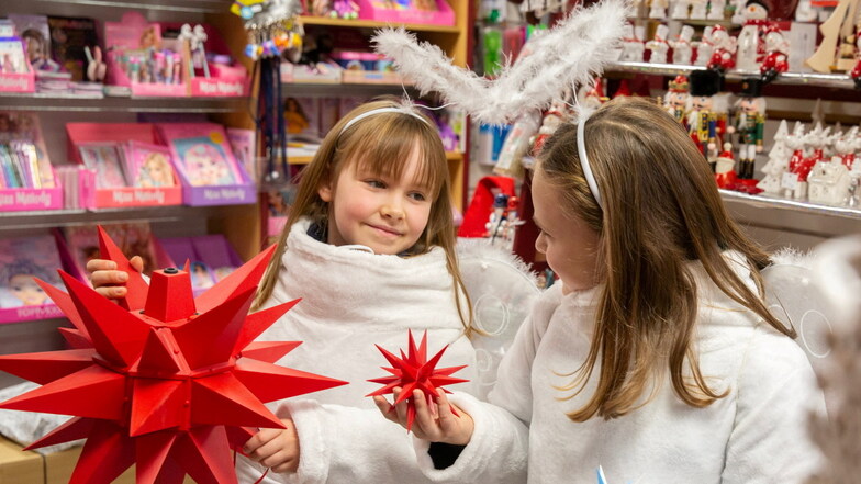 Die kleinen Engel Fritzi und Greta werben seit ein paar Tagen für einen letzten vorweihnachtlichen Sonntags-Einkaufsbummel in der Kamenzer Altstadt.