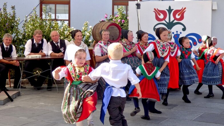 Die Kindertanzgruppe der Sorbischen Tanz- und Trachtengruppe ist ein Farbtupfer bei den Dorffestspielen.