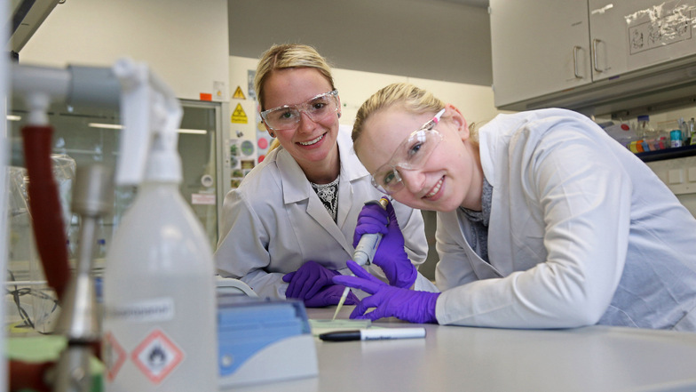 Sabrina Papperitz (l.) und Simone Arndt in einem der Laborräume in Riesa. Die beiden Frauen studieren Biotechnologie an der Studienakademie.