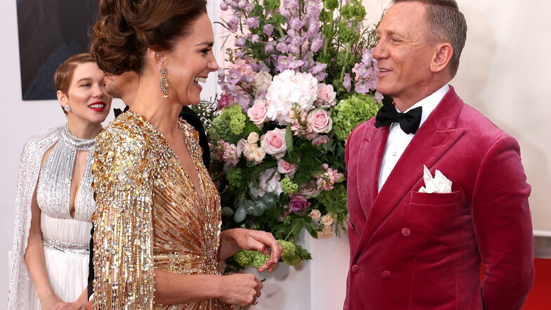 Kate (l), Herzogin von Cambridge, spricht mit Daniel Craig