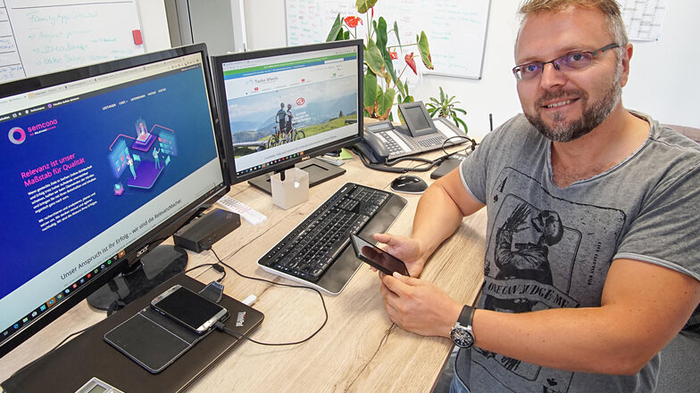 Jan Pötzscher an seinem Arbeitsplatz in der Firma Semcona in Bautzen. Das Unternehmen unterstützt Kunden beim Online-Marketing.