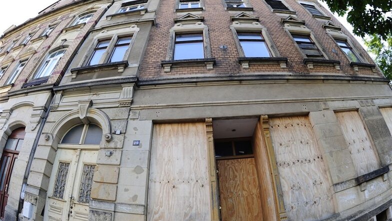 Das Haus Hauptstraße 29 in Copitz wurde bereits mehrfach notgesichert. Die Stadt ließ Türen und Fenster mit Holzplatten verschließen, nach einem Feuerwehreinsatz wurde das kaputte Dach repariert.