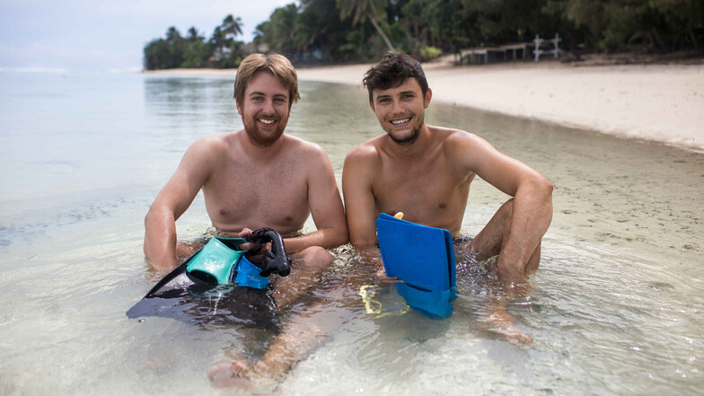 Jonathan Holfert aus Görlitz (links) und sein Mitstudent Alexander Marquardt aus Mannheim haben Ostern am menschenleeren Strand auf Rarotonga verbracht. Das ist die größte der 15 Cookinseln im Südpazifik.